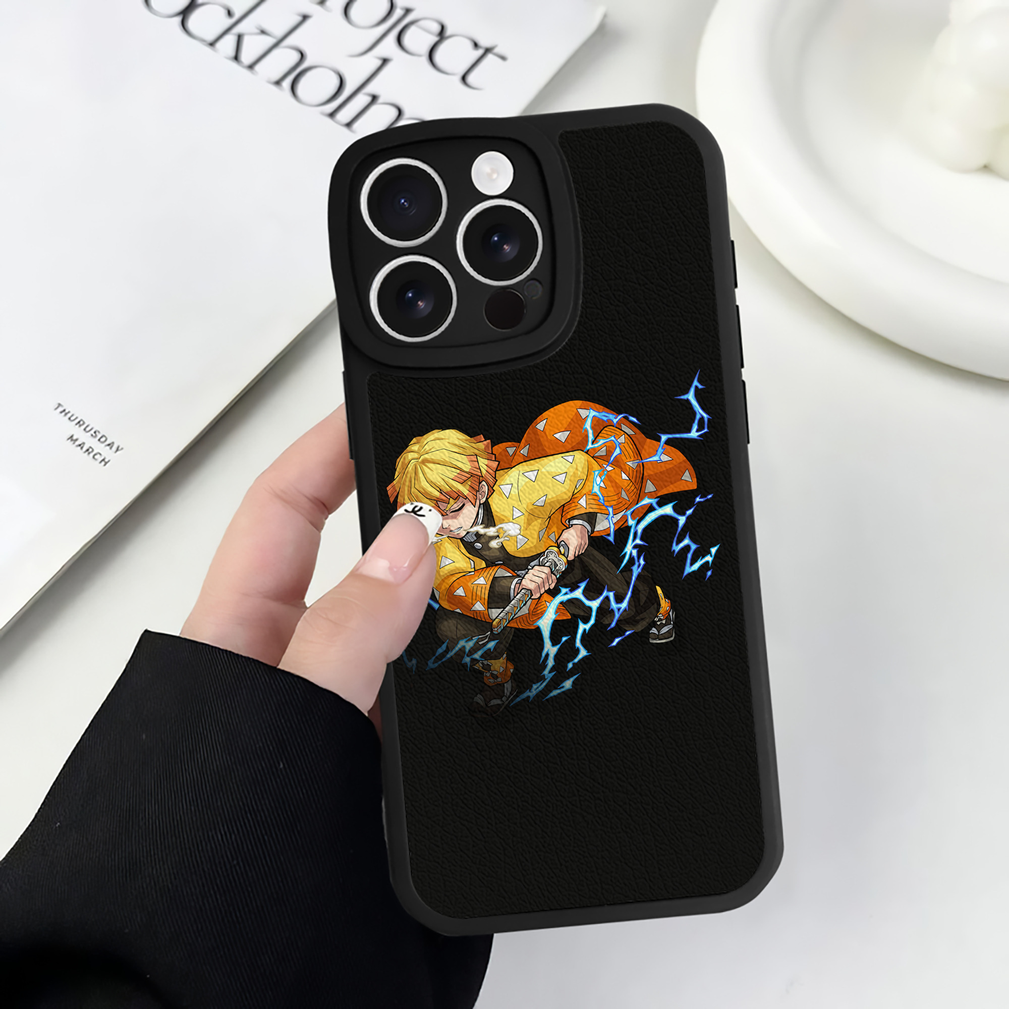 （画像用） 鬼滅の刃（きめつのやいば）我妻 善逸／あがつま ぜんいつ Agatsuma Zenitsu 【iPhone 16シリーズ対応】シリコンスマホケース（レザー調） 材質：シリコン